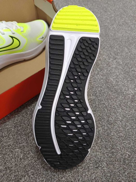 Nike Cosmic RUNNER (GS) 36,5 номер