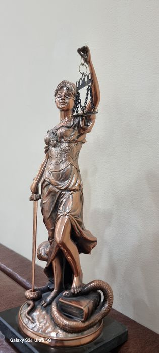 Статуэтка Фемида