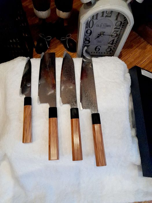 Страхотни, нови ножове Дамаска  стомана,  с дрьжка от маслиново дьрво