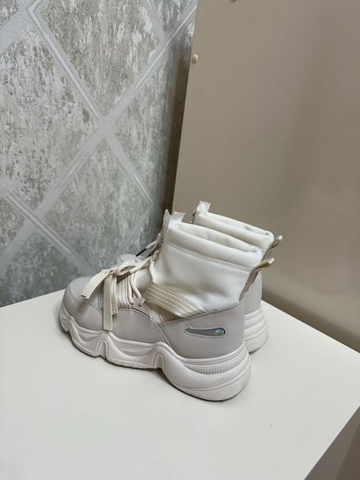 Продается стильные зимние кроссовки