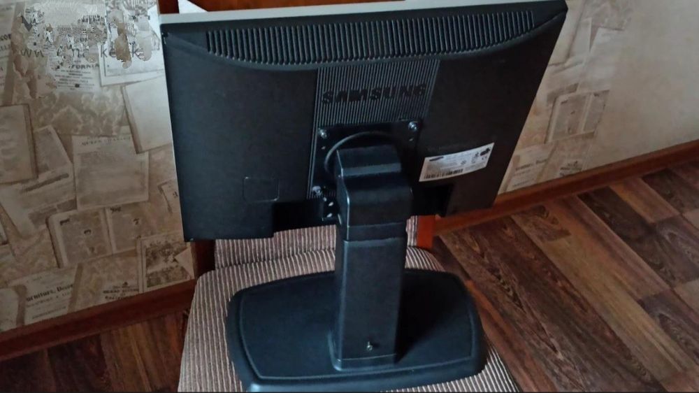 Рабочий монитор samsung 920vn на спец подставке.