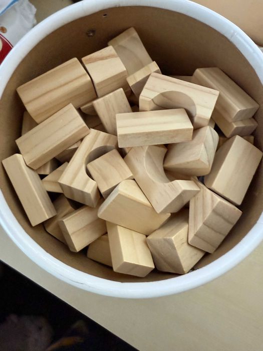 Стоител с дървени кубчета