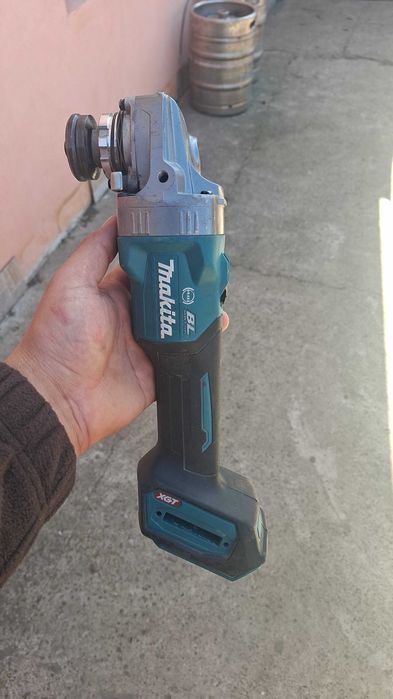 Vând flex makita aproape nou. La cerere se vinde cu baterii 40v