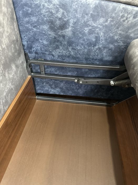 Диван с металическим каркасом