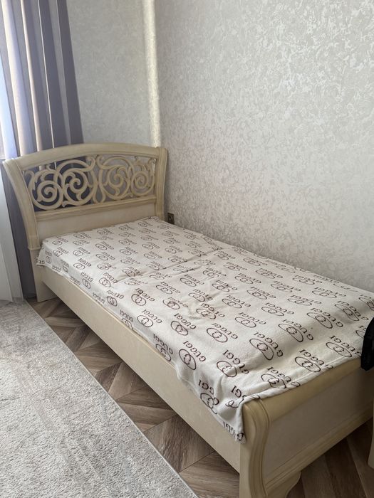 кровать односпальная и комод