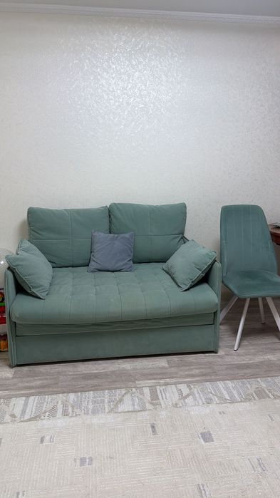Продаю диван и два стула