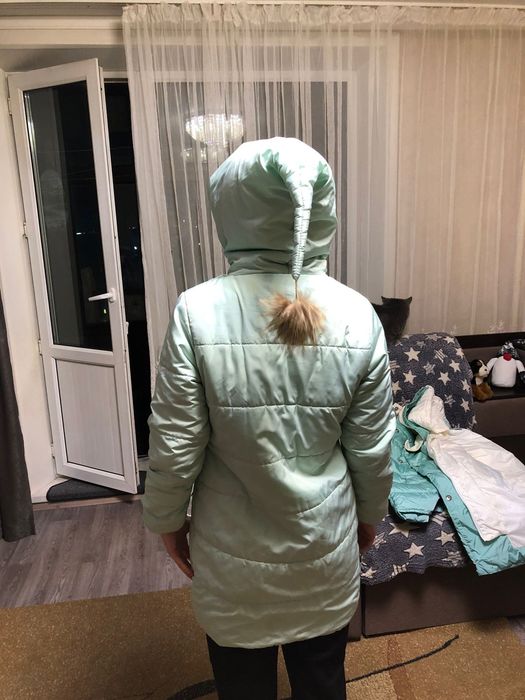Продам курточку для девочки,длинная, очень классно смотрица
