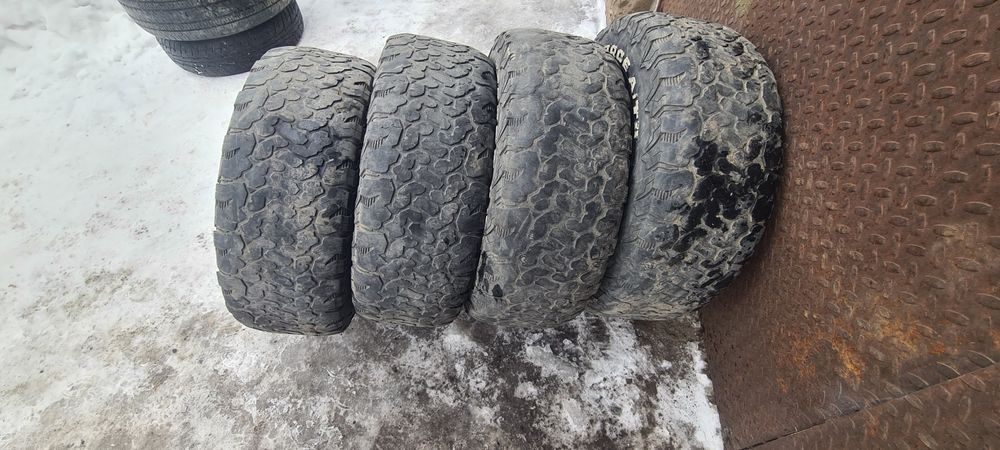 Диски с шинами колеса.