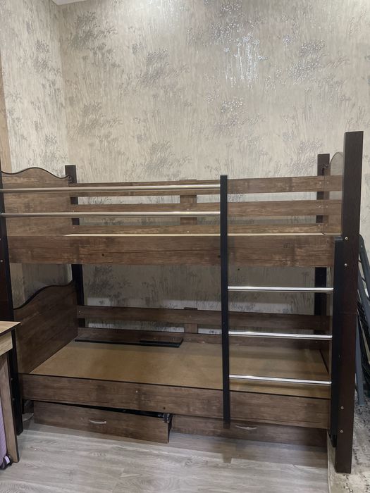 двухъярусная кровать из дерева с современным и практичным дизайном.