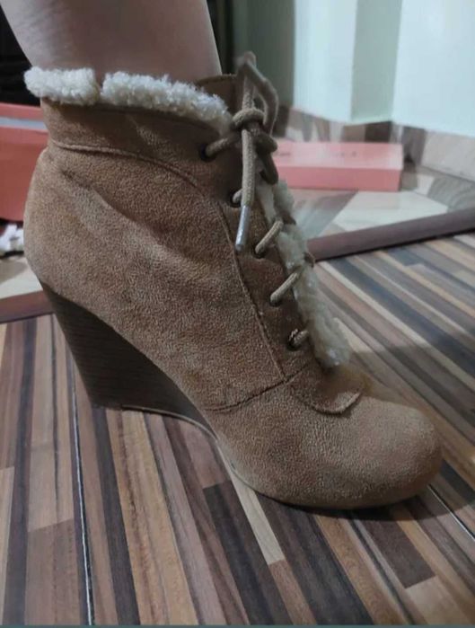 Ghete damă cu platformă