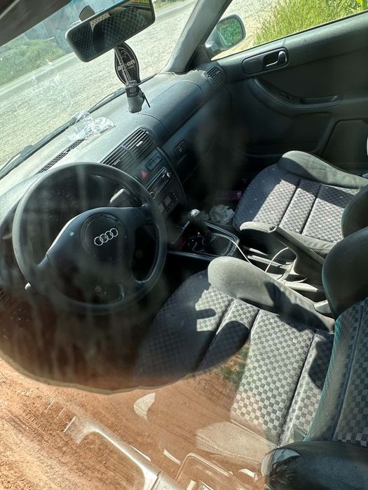 Audi a 3 цяла който иска може дахсе ремонтира и да я кара
