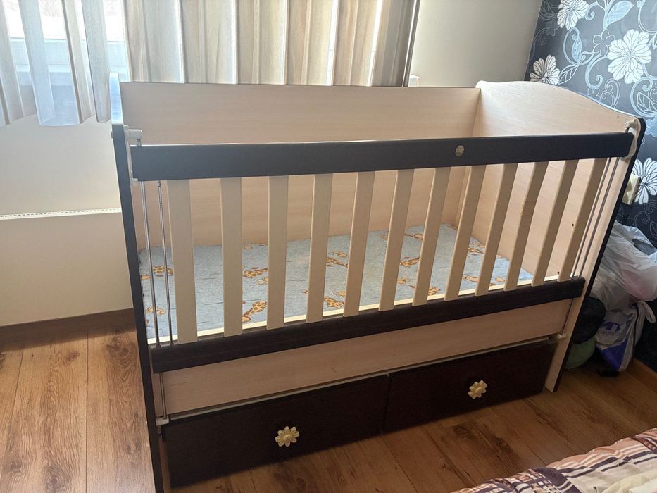 Продавам дървена бебешка кошара