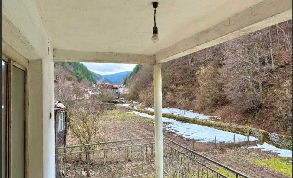 Триетажна къща в с. Лясково с гараж и работилница. отлична възможност!