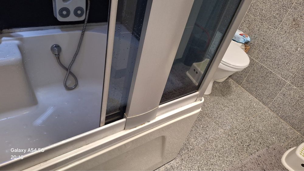 Cada cu cabina de dush ,muzica