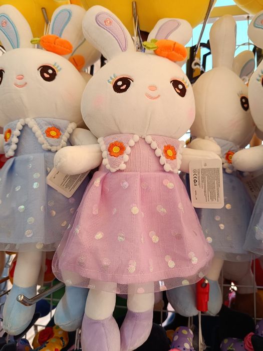 Плюшени играчки зайчета 30см различни цветове.