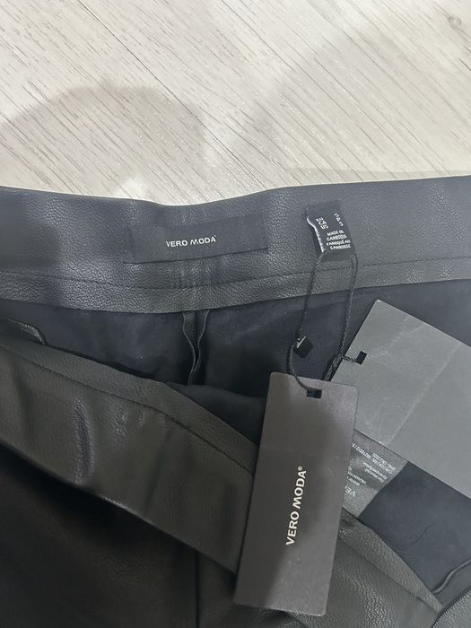 Pantaloni piele noi S