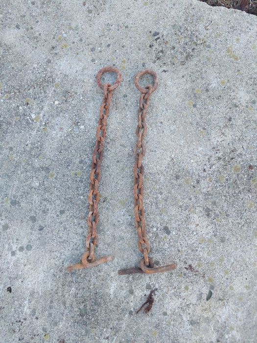 Lanțuri vechi și cruce căruță