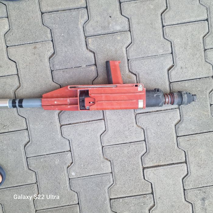Dispozitiv de plantat cuie hilti