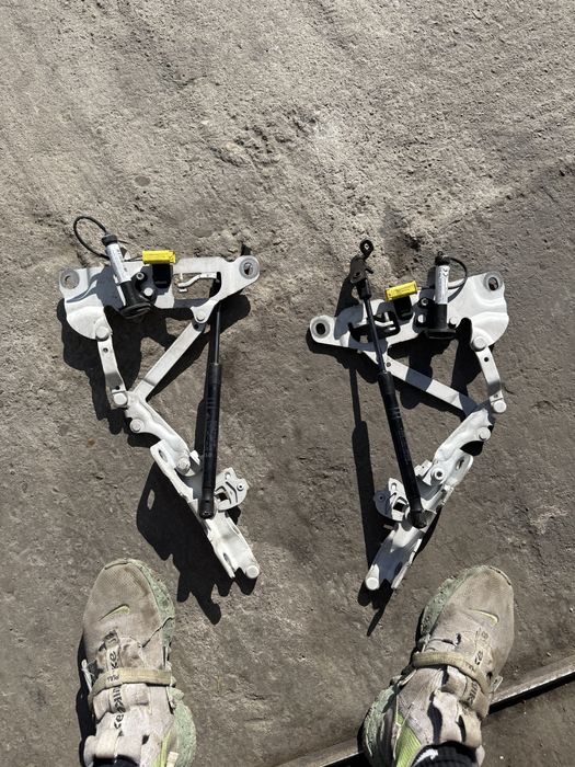 Панти преден капак bmw f10 f11 f06 f12 f13 f01 бмв ф10 ф11 ф06 ф12 ф13