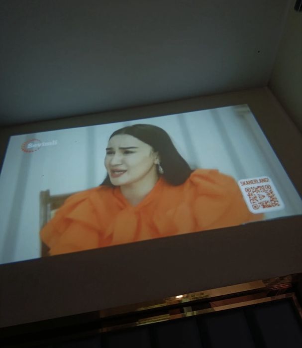 Proektor uy uchun kinoteatr