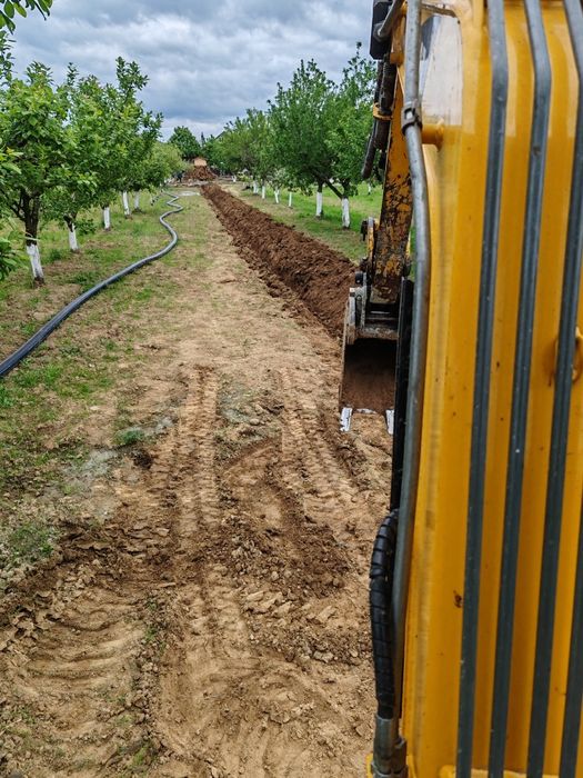 Inchiriez miniexcavator cu picon si operator Execut lucrări