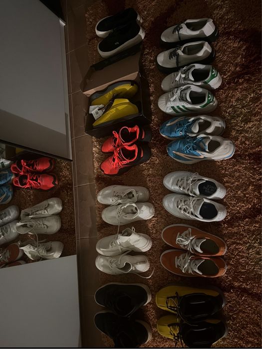 Diverse perechi de adidasi