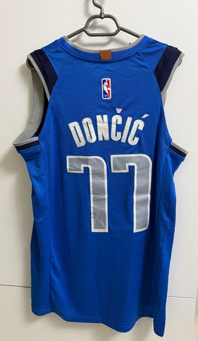 NBA потник на Dallas Mavericks с името на Luka Dončić #77