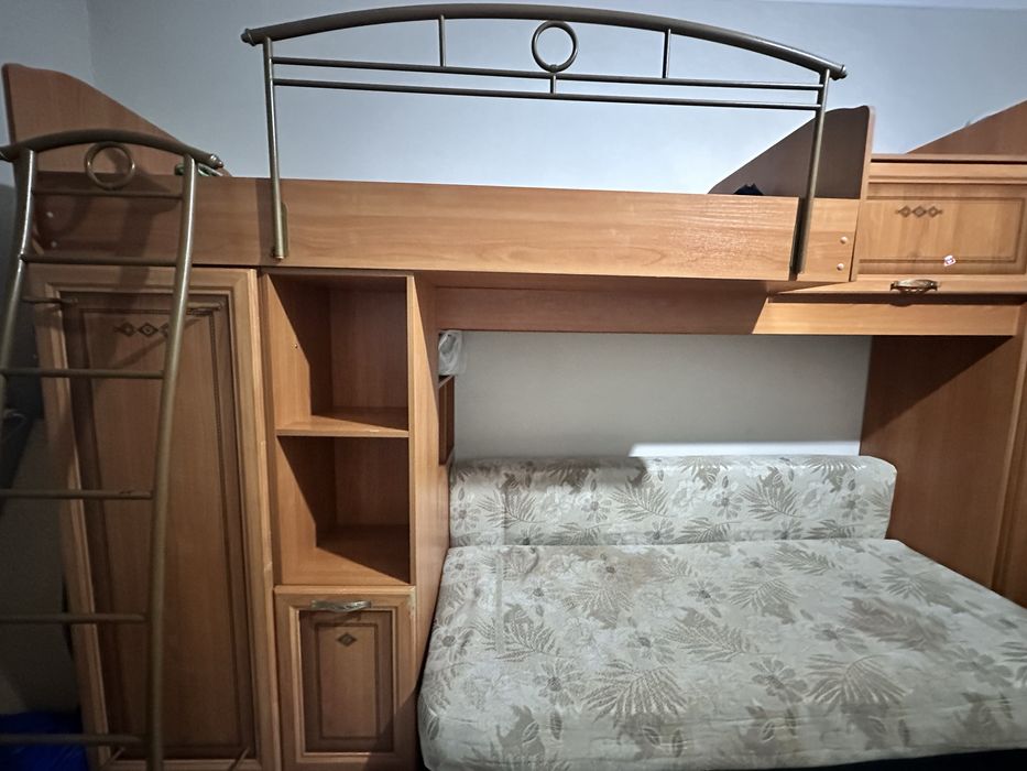 Продам двухъярусную кровать с полками и шкаф