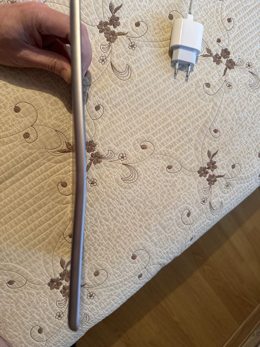 Продается ipad в хорошем состоянии немного погнут с одной стороны