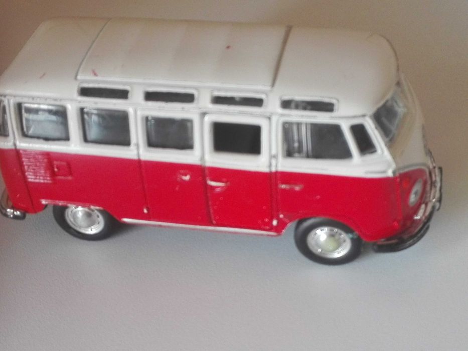 Играчки - колички и моторчета.