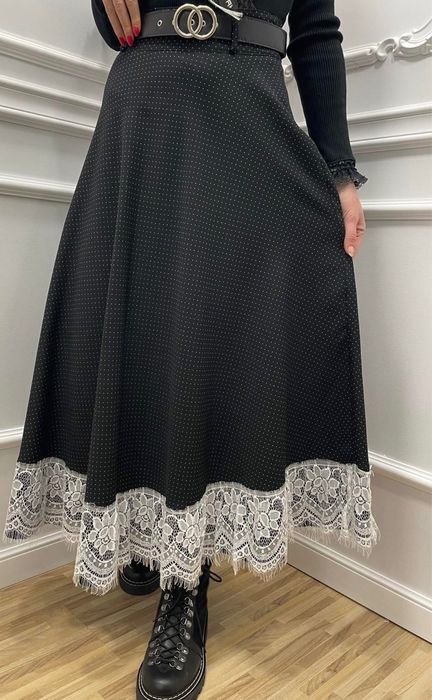 Черна пола с акцент дантела