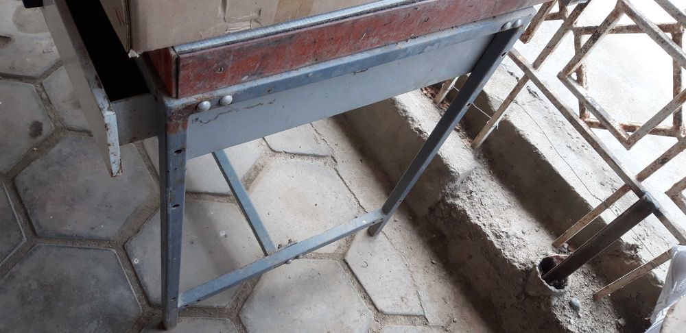 Продаётся лабораторный стол.