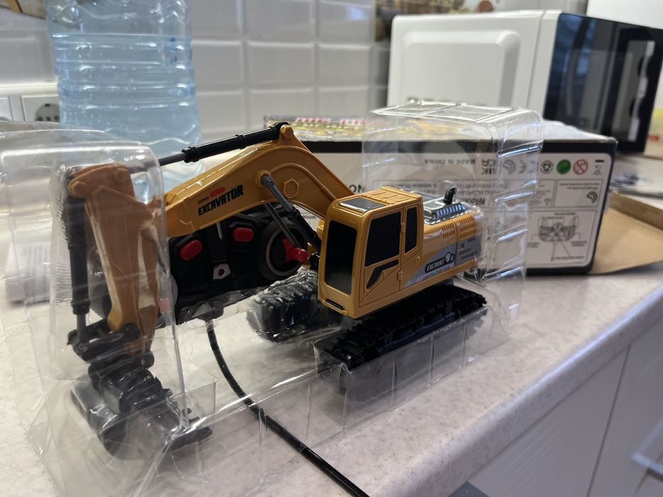 желтый экскаватор на радиоуправлении