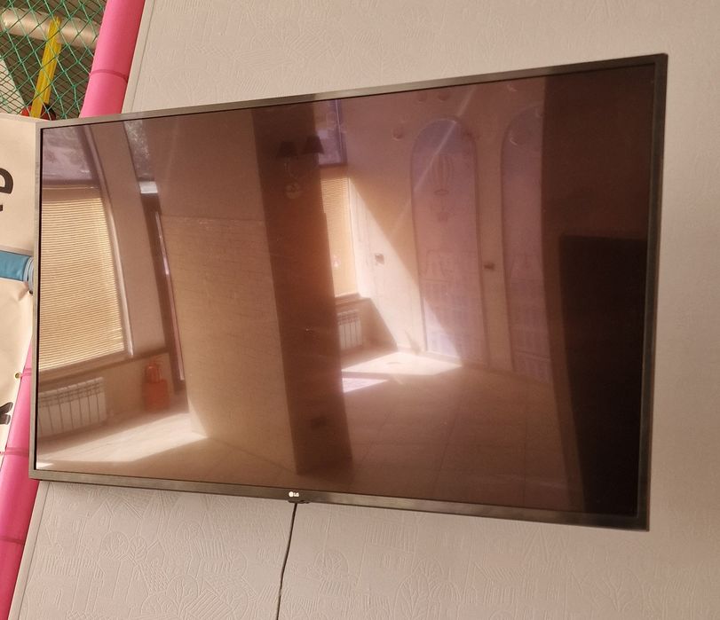 Телевизор LG с кронштейном