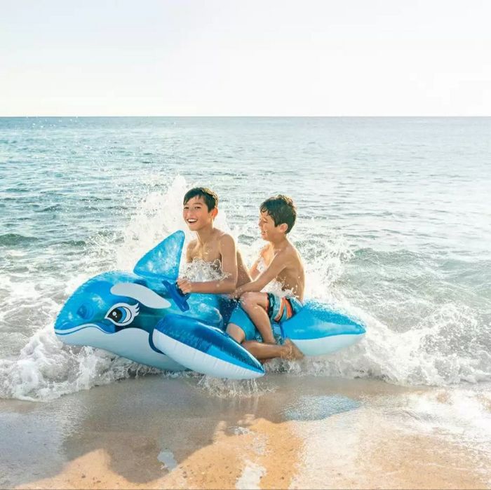 Надувной дельфин для бассейна и пляжа