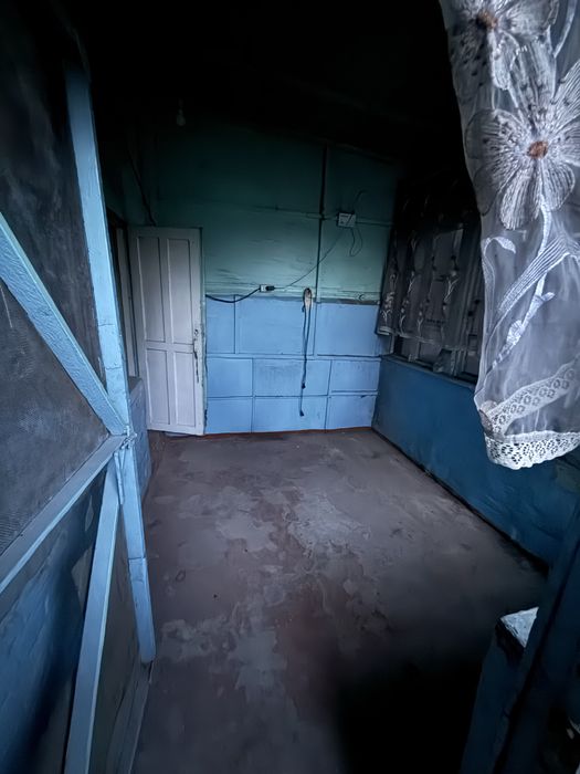 Продам дом барачного типа, навес.