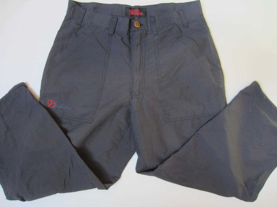 Pantalon bermude Fjall Raven, masura 38, material 73%polyamida+27%bumbac), culoare gri inchis, stare f. buna