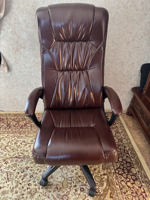 Офисное кресло руководителя