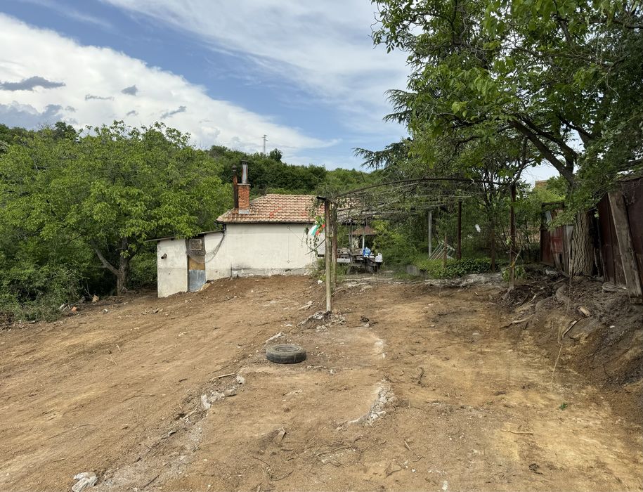 Просторен парцел с къща в землището на село Люляк с ток и вода