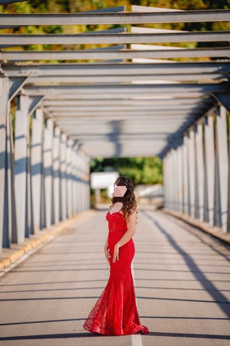 Червена официална рокля