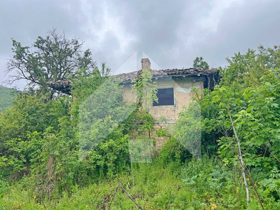 Продава дворно място, парцел 830 кв.м. със стара къща с. Войвода.