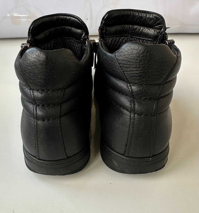 Продам ботинки мальчиковые