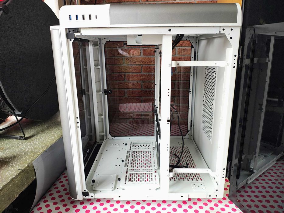 Carcasa Thermaltake Level 20 HT Snow Edition.