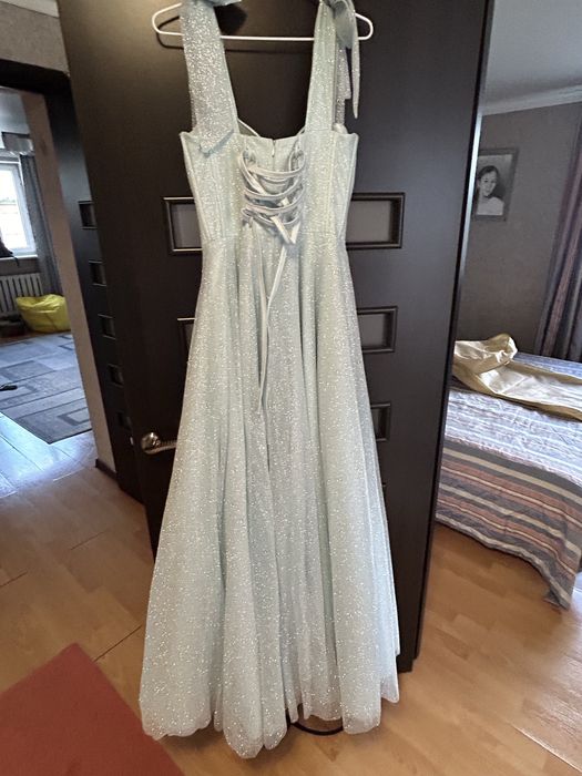 Голубое платье