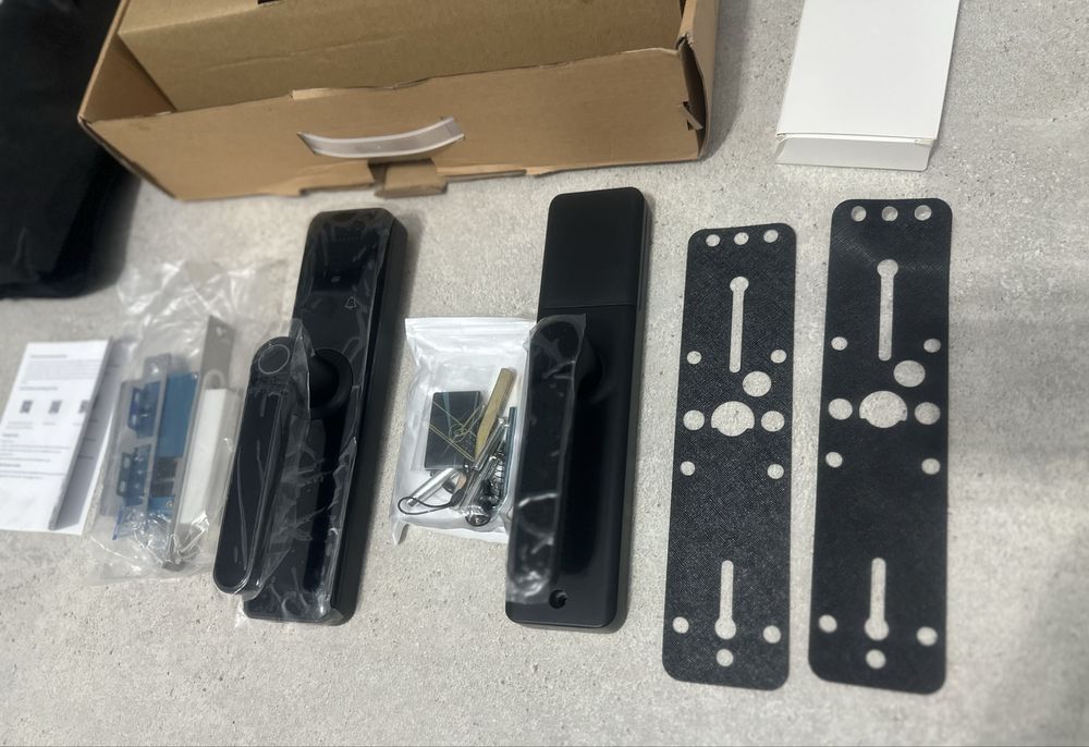 Yala inteligenta cu amprenta, control WiFi, rezistenta la intemperii