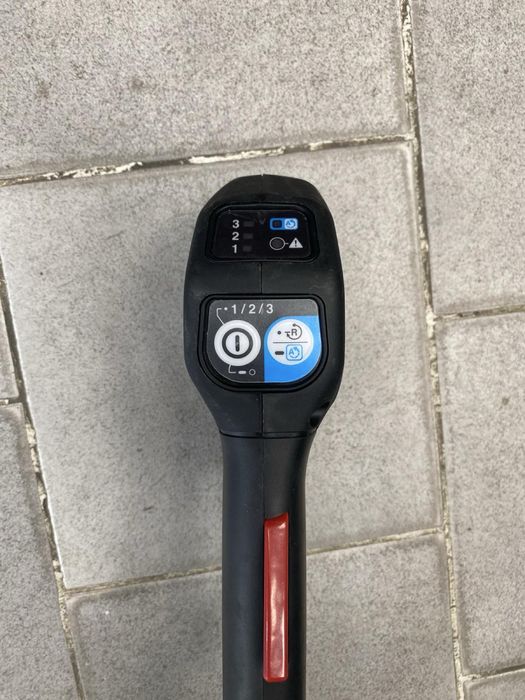 Професионален акумулаторен тример Makita ur012g