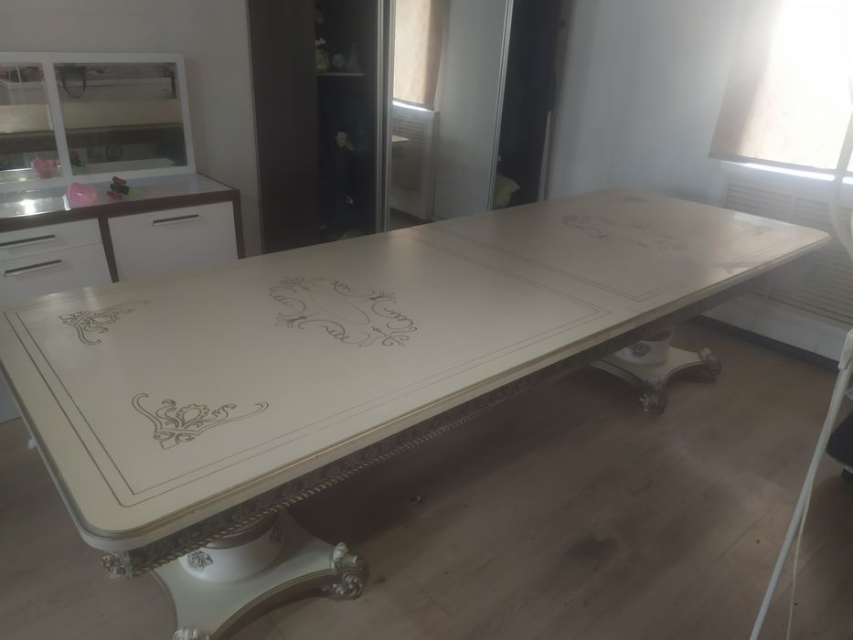 Стол без стульев