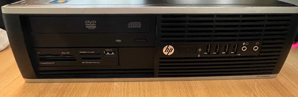 Настолен компютър HP Compaq с монитор, клавиатура и мишка