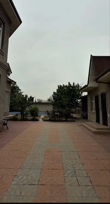 Продается просторный 2-этажный дом с бассейном и участком 12 соток