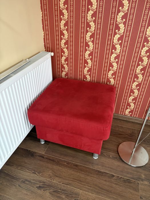 Taburet / Otoman mare roșu (70x70 cm) – Ideal pentru Colț de Lectură / Living. Stare impecabilă!